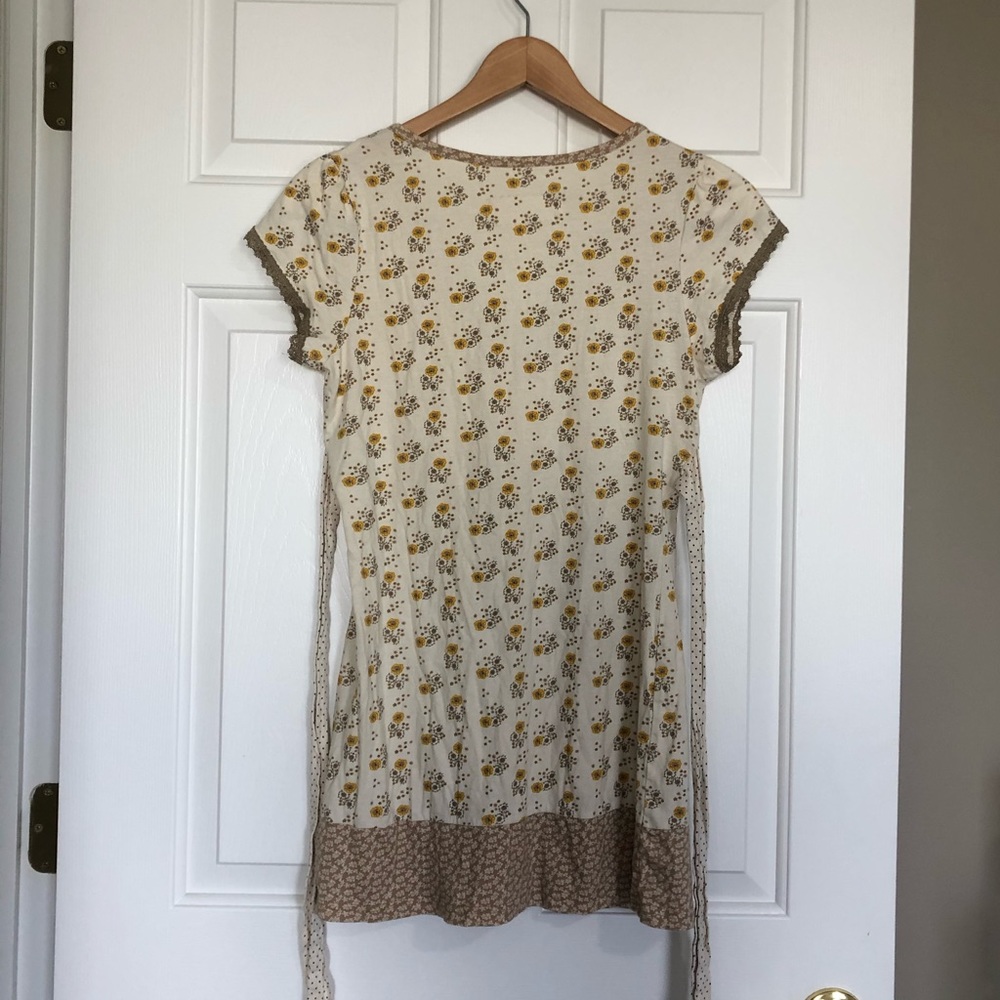 ⭕️DONATED 1/14/20 Floral v-neck top - Picture 6 of 8